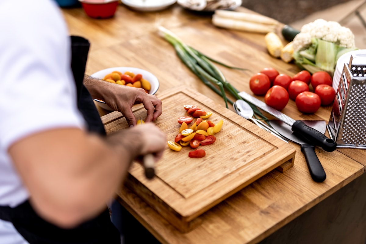 Bunter Gemüsesalat mit Hühnchen